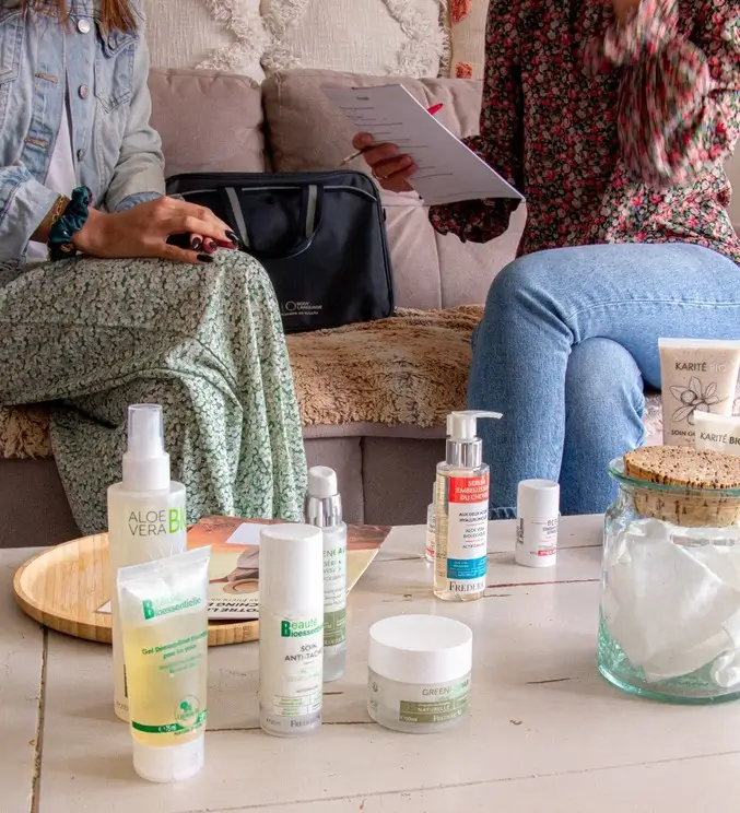 Femme ou homme souriant(e) travaillant en ligne avec des produits Frederic M, symbolisant la reconversion professionnelle beauté et la liberté en 2026.